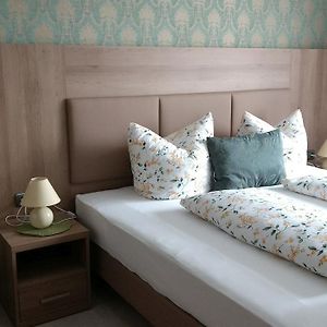 Zimmer mit Kingsize-Bett